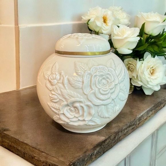 Lenox Ivory Porcelain Lidded Rose Blossom 24k Gold Ginger Jar - Picture 1 of 6